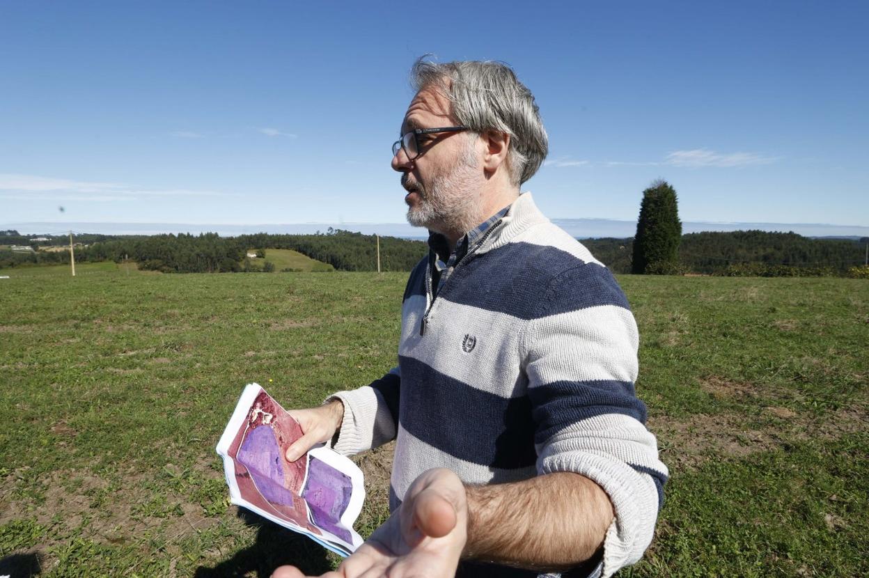 Iván Muñiz, en la colina de Villa, en la Grandera, un prado con 1.200 años de cultivo. 