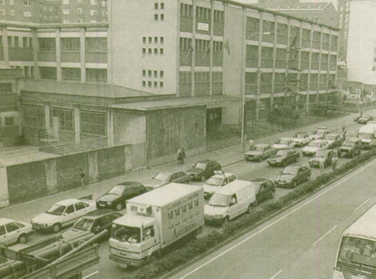 La avenida de la Constitución, colapsada por el tráfico. 