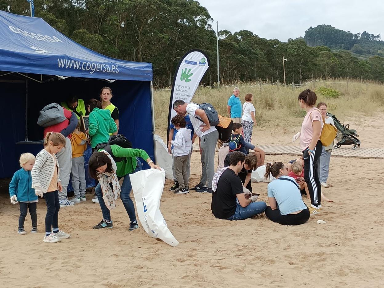 Numerosos voluntarios junto a la carpa instalada por Cogersa. 