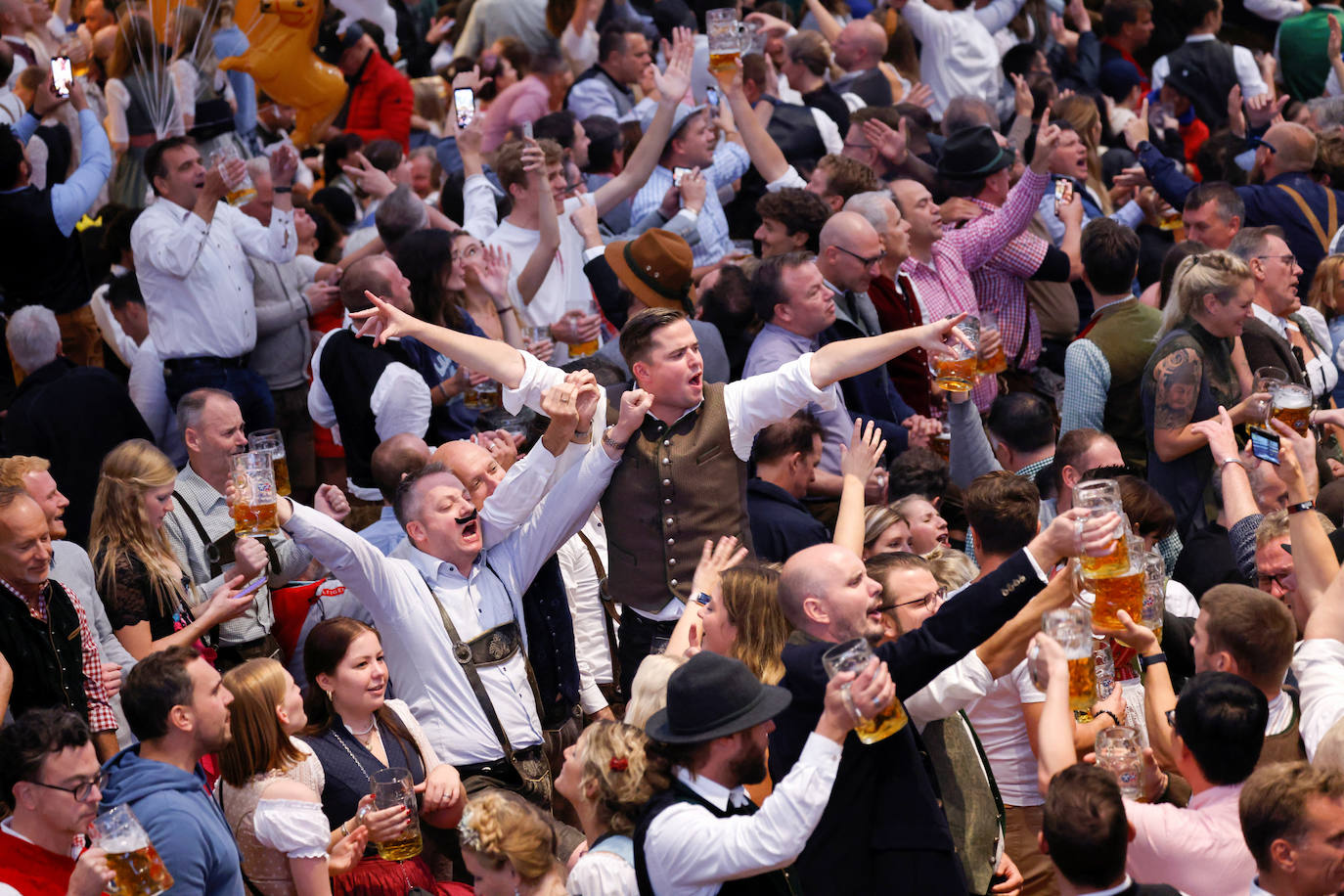 Fotos: Múnich celebra el Oktoberfest con litros de cerveza