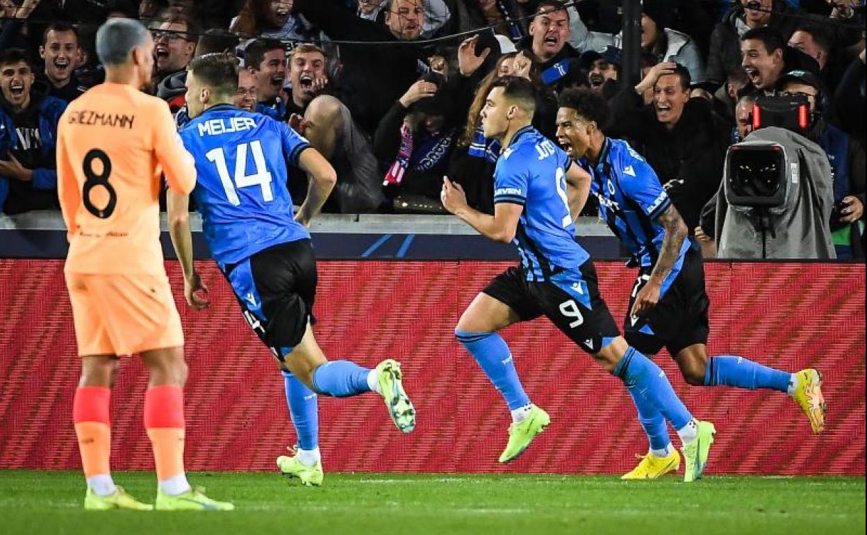 Ferran Jutglà (2d) celebra su gol al Atlético.