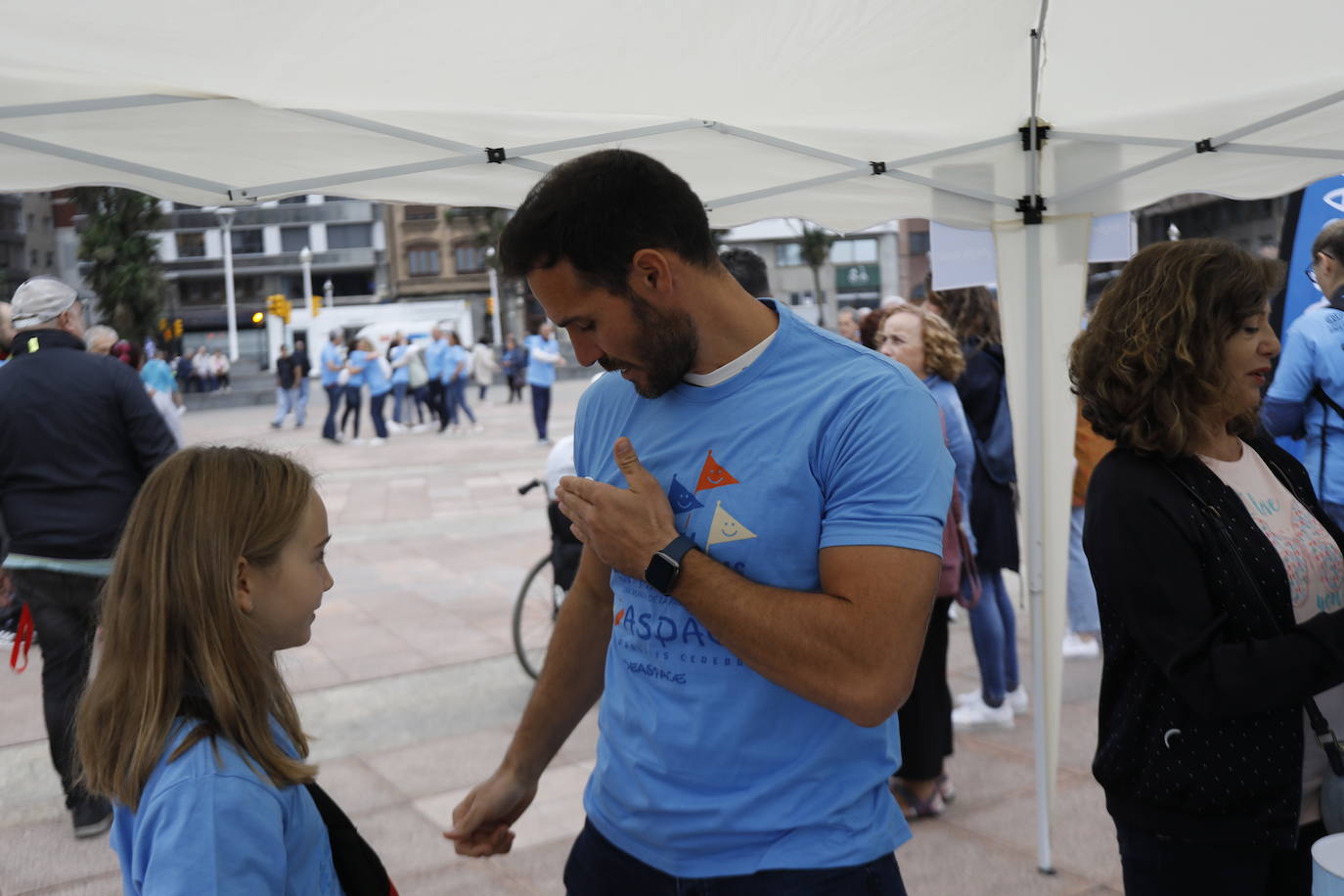 Asistentes de 'La carrera de las sonrisas' en Gijón, carrera solidaria que reivindica la visibilización de las personas con parálisis cerebral. 