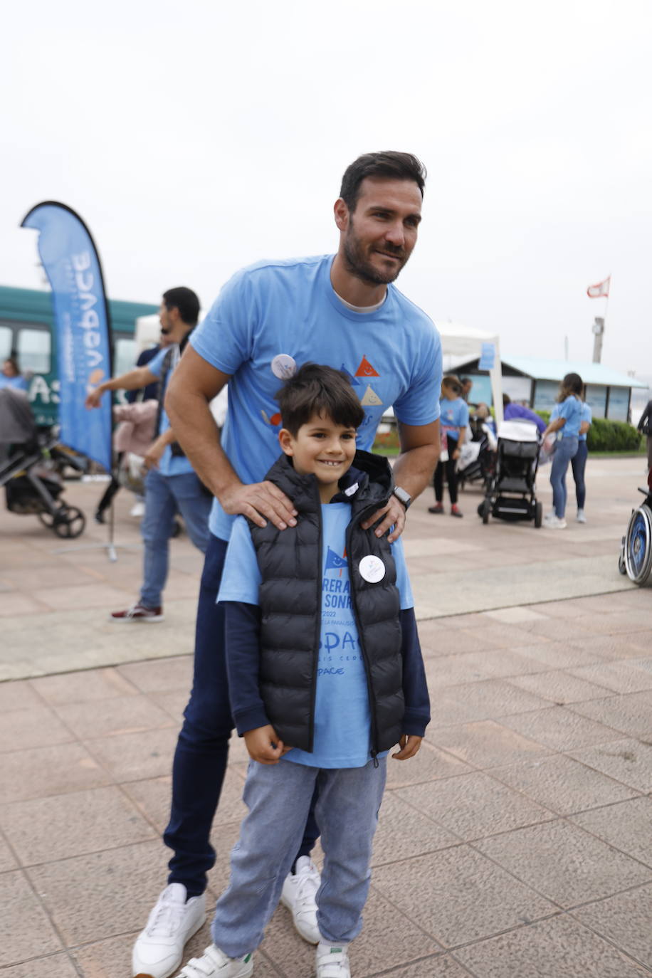 Asistentes de 'La carrera de las sonrisas' en Gijón, carrera solidaria que reivindica la visibilización de las personas con parálisis cerebral. 