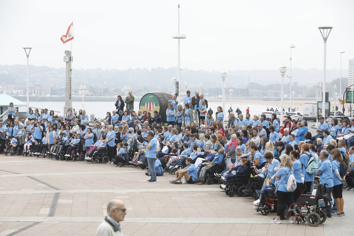 Asistentes de 'La carrera de las sonrisas' en Gijón, carrera solidaria que reivindica la visibilización de las personas con parálisis cerebral. 