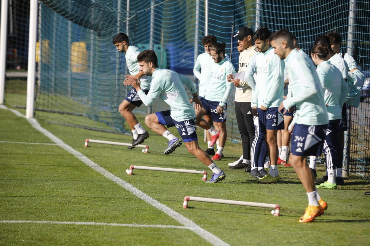 Los jugadores oviedistas realizan ejercicios de esprint durante una sesión en El Requexón.