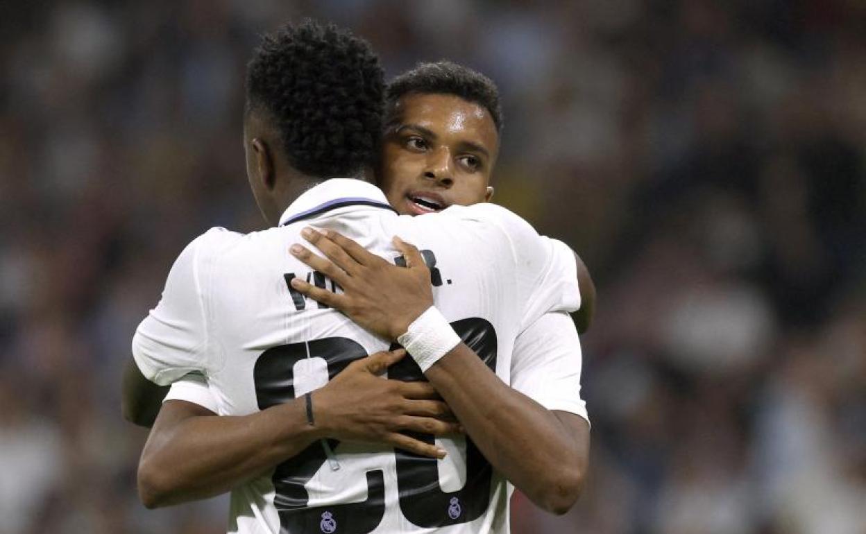 Vinicius celebra su gol ante el Shakhtar con Rodrygo. 