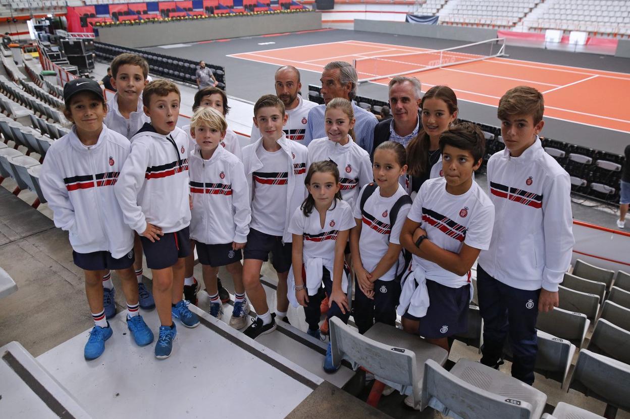 Tenistas de la escuela del Real Club Tenis Gijón, con su entrenador Alfredo Louzao, el presidente del club Tito Cueto-Felegueroso y el gerente Víctor Méndez. 