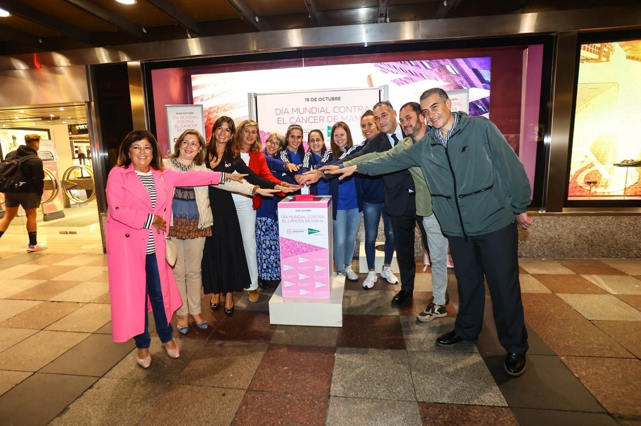 Lola Ovejero, Isabel Garote, Leticia González, Concepción Méndez, Yolanda Calero, María Iglesias, Yannel Correa, Alejandra Moro, Isina Corte, Gabriel Muñoz, José Moro y Martín Peláez, en el encendido de la fachada de El Corte Inglés de Uría. 