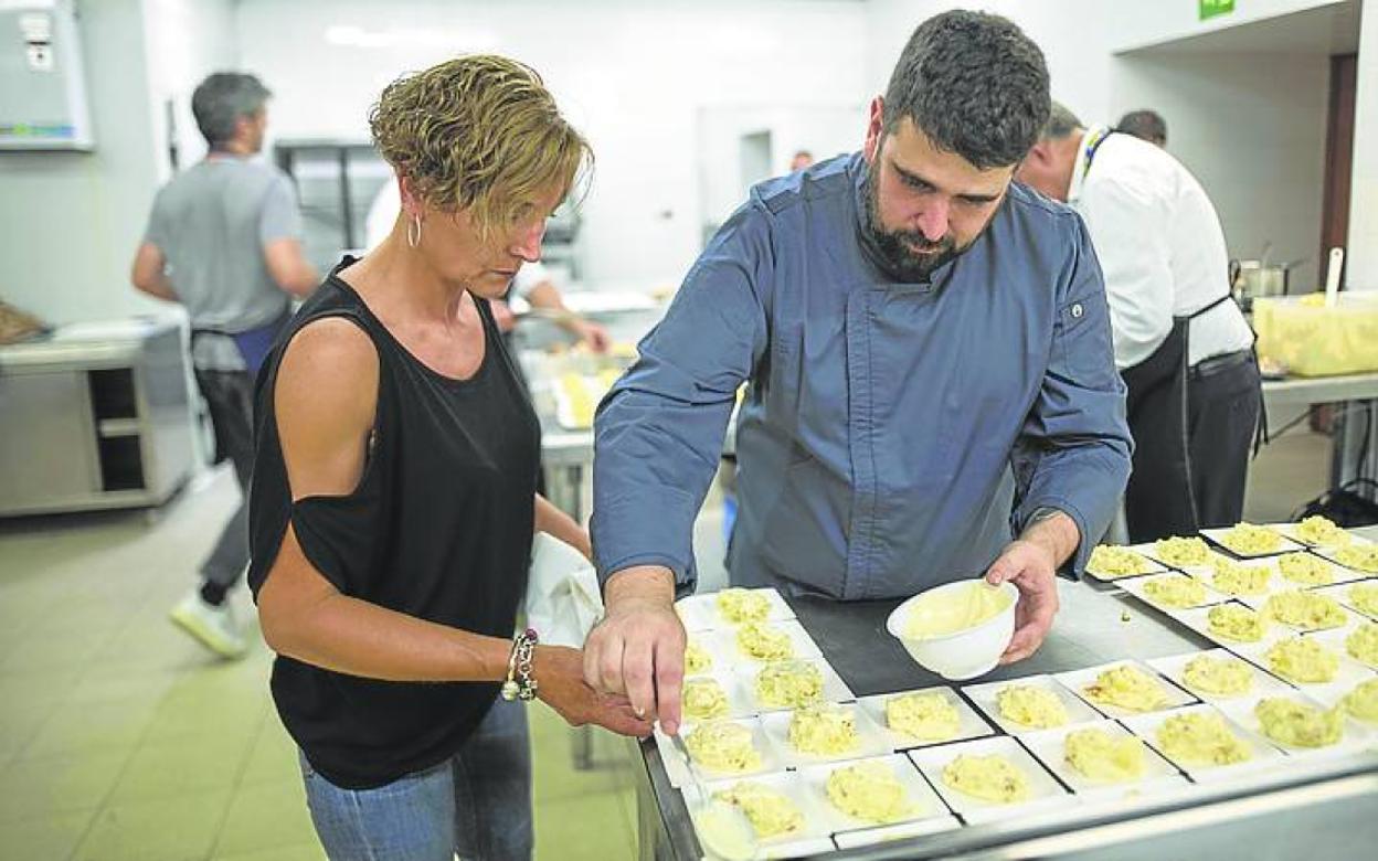 Pello Noriega prepara la mejor ensaladilla rusa de España.