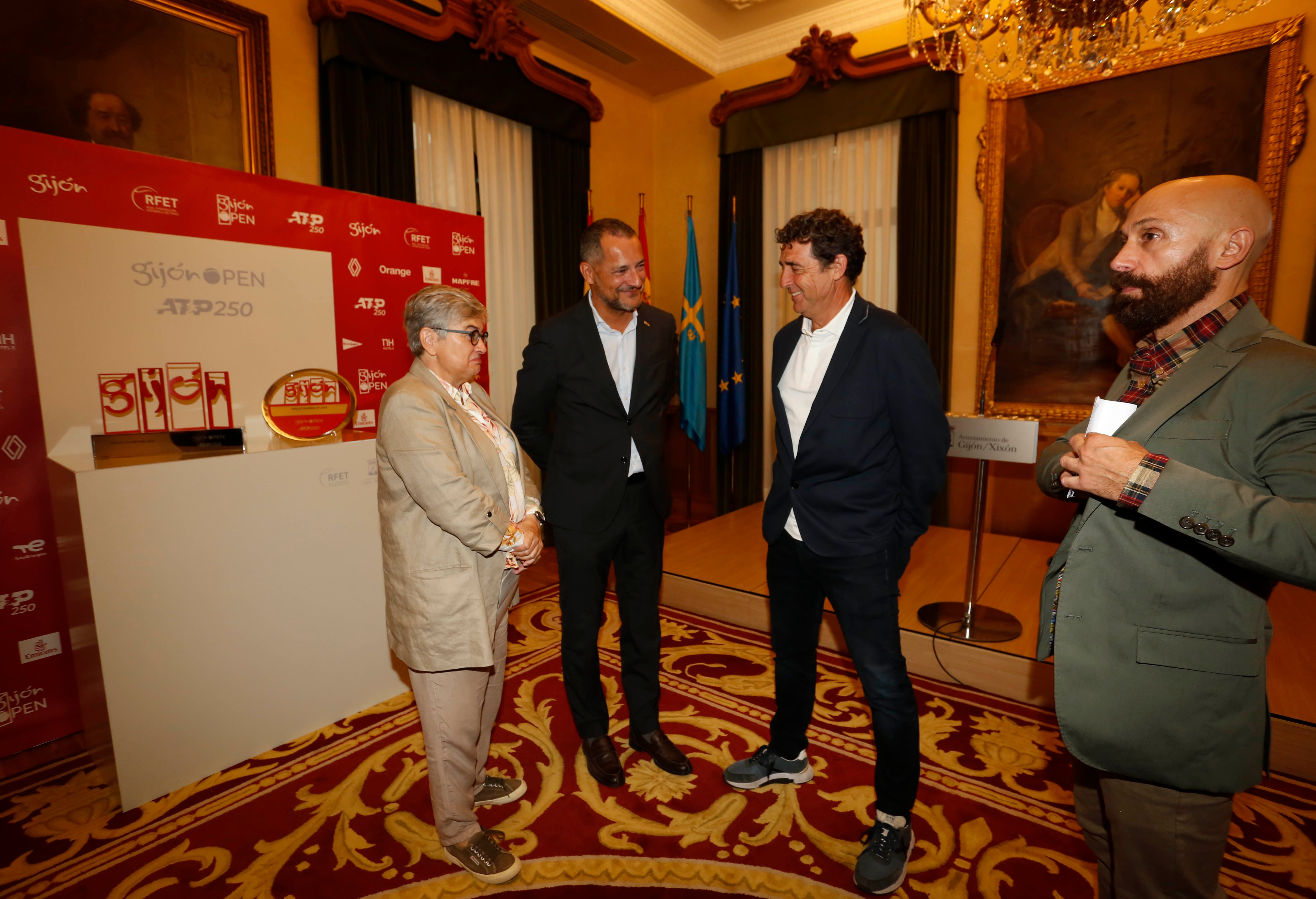 La alcaldesa Ana González, el presidente de la Federación Asturiana de Tenis, Fernando Castaño, y el director del Gijón Open ATP 250, Tomás Carbonell, esta mañana, en el Ayuntamiento, con los trofeos del torneo.