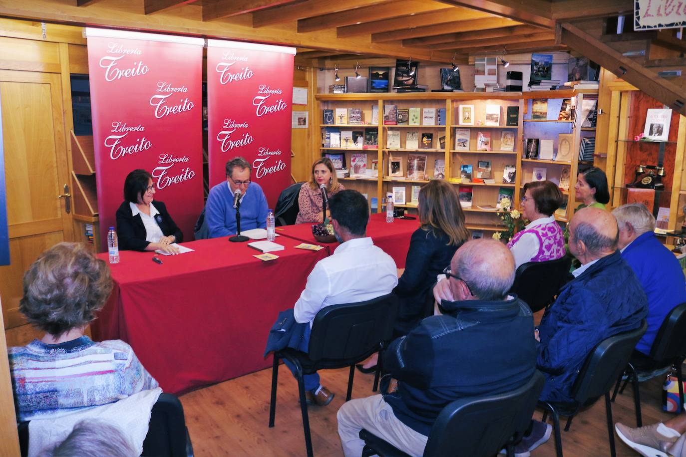 La expresidenta de DOP Vino de Cangas, Beatriz Pérez, la investigadora científica del CSIC, Carmen Martínez y Juaco López, director del Muséu del Pueblu d`Asturies y autor de la edición del libro durante su presentación en Librerías Treito.
