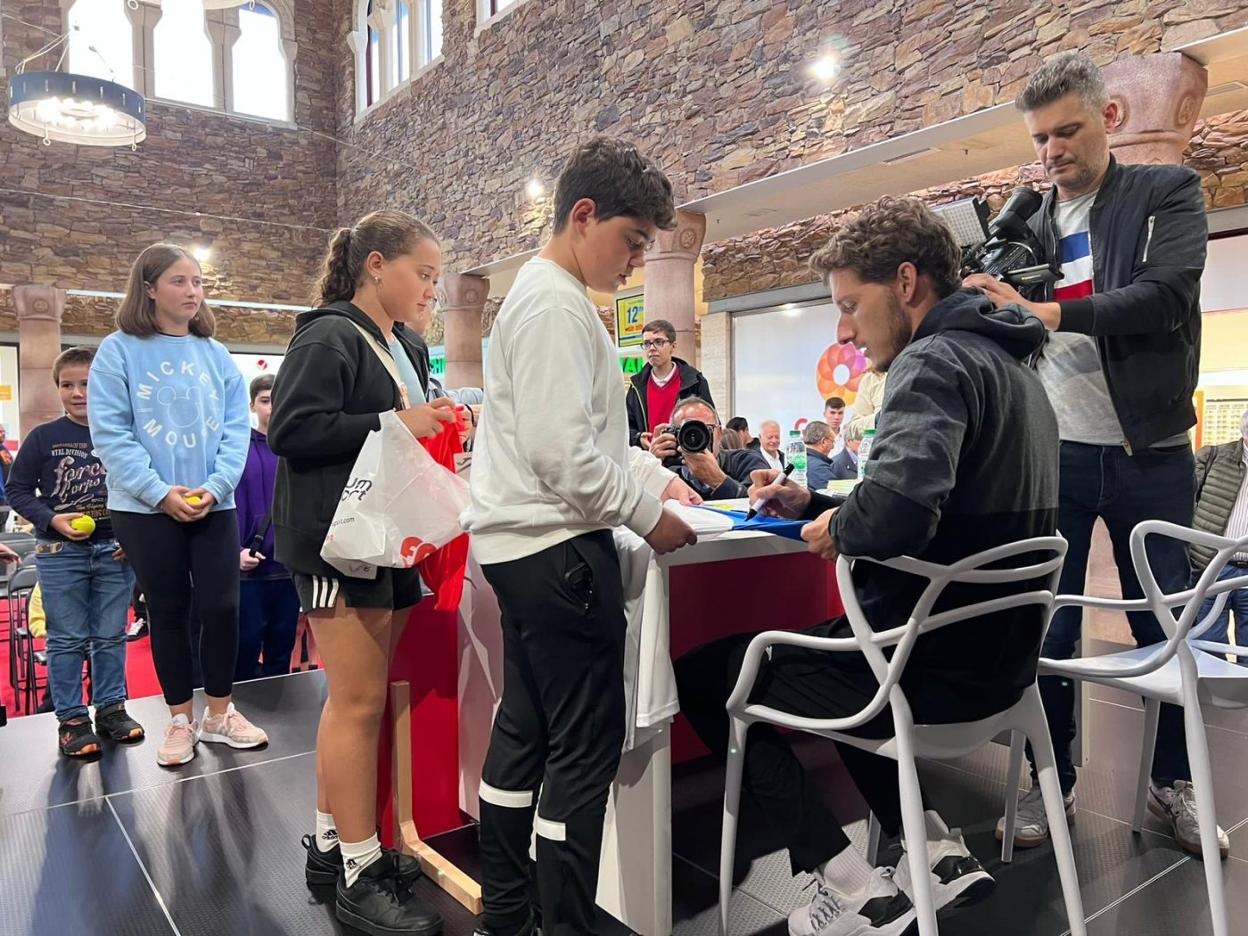 Pablo Carreño firma autógrafos a los niños que acudieron para ver de cerca a su ídolo. 