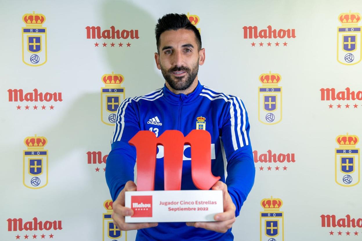 Tomeu Nadal, con el premio al mejor jugador de septiembre elegido por la afición.