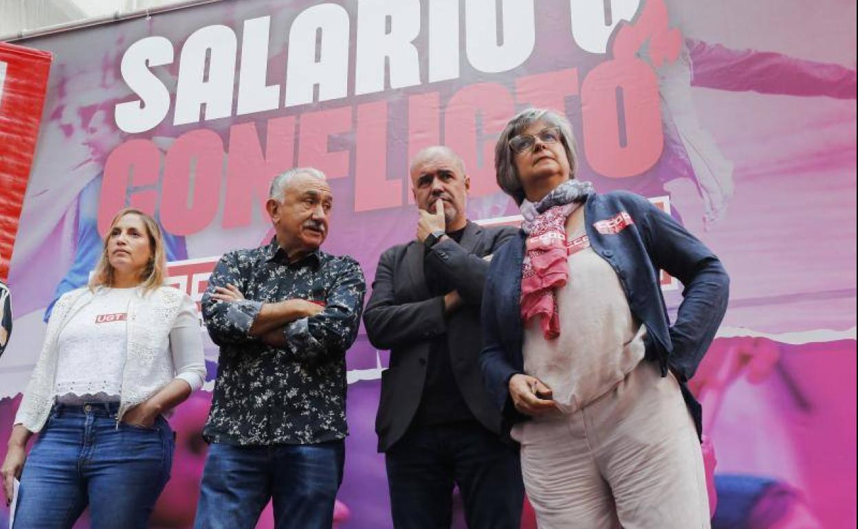 Los líderes de UGT y CC OO, este viernes ante la sede de la CEOE en Madrid. 