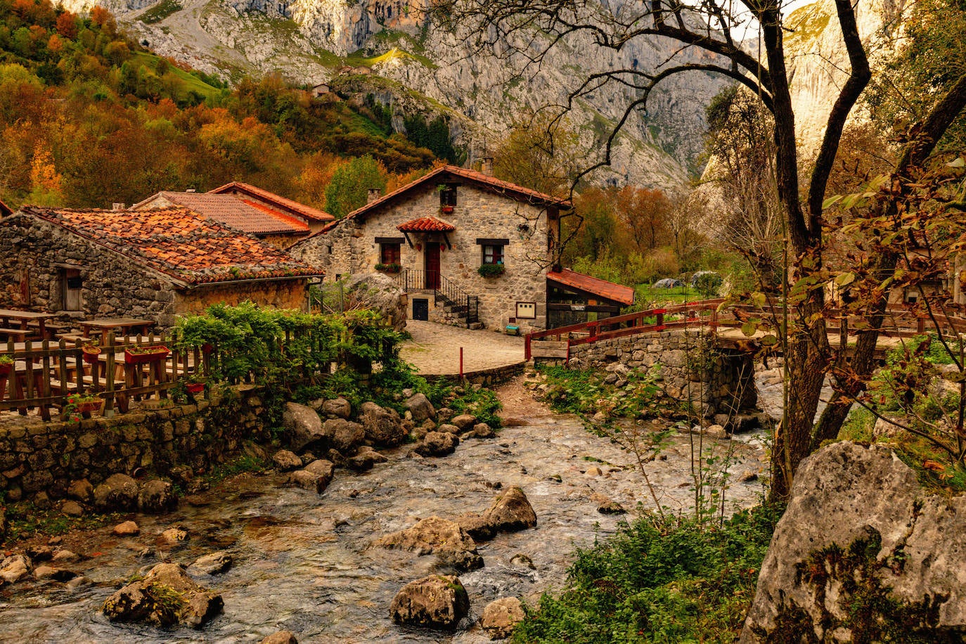 Bulnes (Asturias). Para llegar tendrás que hacerlo por una canal de alta montaña o por un 'tren-cremallera'. Cuando desembarcas a mil metros de altitud, en medio de cumbres, tienes la sensación de haber traspasado una frontera. Pertenece Bulnes, en pleno Macizo Central de los Picos de Europa, al concejo de Cabrales. Allí descubrirás un idílico paisaje, un queso único como el Cabrales, un barrio alto con vistas panorámicas, y una forma de vida que languidece, de cuya dureza en el pasado es testimonio vivo el austero cementerio (antiguamente techado) a la entrada del pueblo.