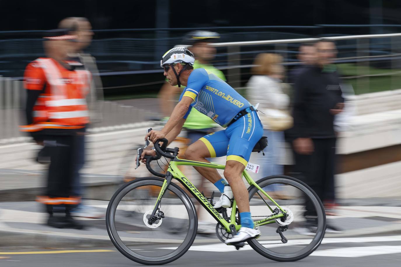 Fotos: Medio millar de participantes en el II Triatlón Ciudad de Gijón