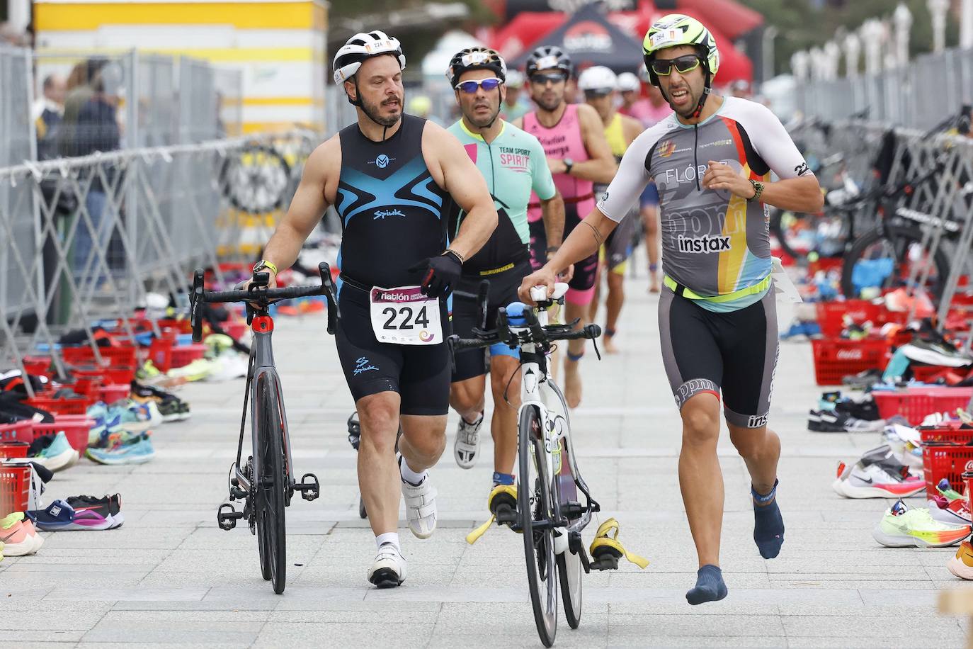 Fotos: Medio millar de participantes en el II Triatlón Ciudad de Gijón