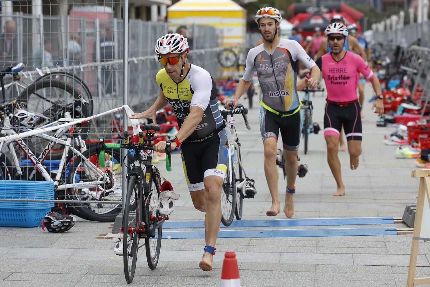 Fotos: Medio millar de participantes en el II Triatlón Ciudad de Gijón