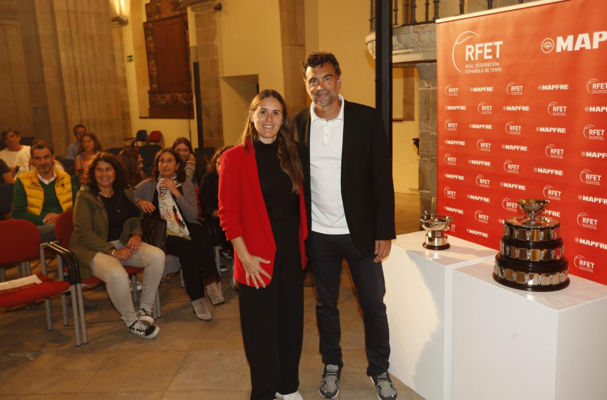 Capitanes de España. Anabel Medina y Sergi Bruguera, en la Colegiata, con los trofeos de Copa Davis y Copa Federación.