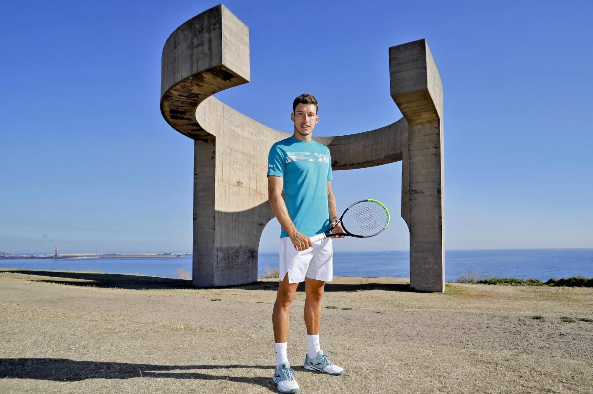 Pablo Carreño frente al Elogio del Horizonte, en Gijón.