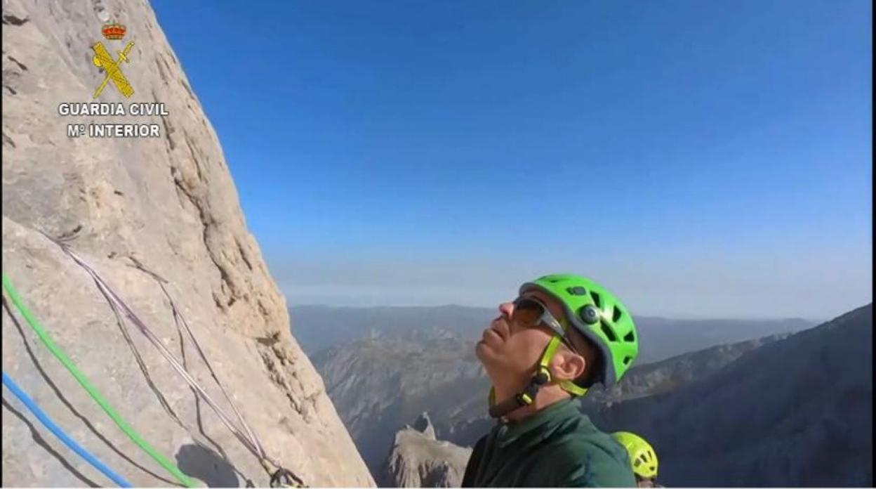El teniente jefe del Greim de Cangas de Onís en una práctica. 