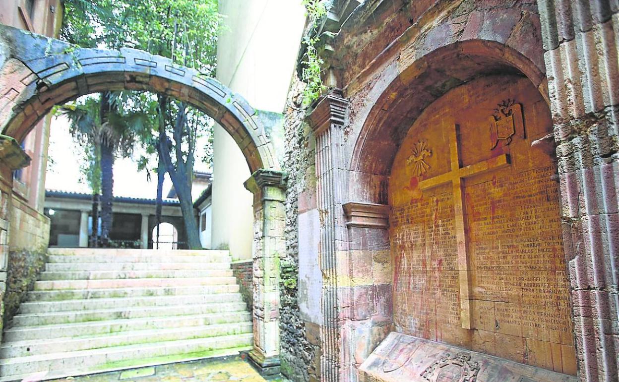 Monumento a los caídos en el Edificio Histórico de la Universidad.