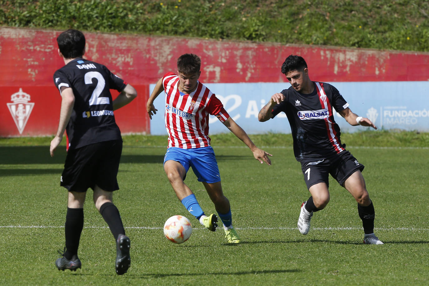 Fotos: Victoria del Sporting B frente a L&#039;Entregu (4-0)