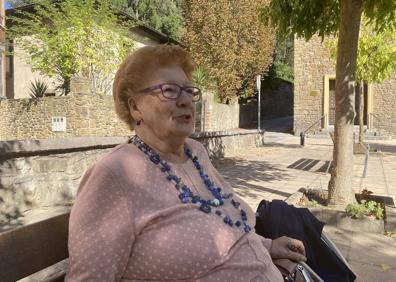 Imagen secundaria 1 - Arriba, Alejandro Bonilla, responsable del albergue municipal de peregrinos en la residencia de estudiantes. A la izquierda, Elena Estébanez, vecina del Carmen. A la derecha, Ismael María González Arias, en la capilla de El Carmen, en el antiguo barrio de La Villa d'Arriba.