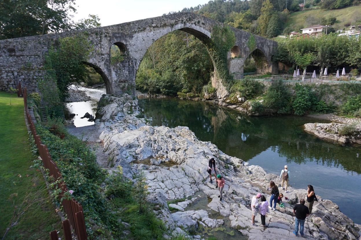 La llegada de turistas se frena en Cangas de Onís y Llanes tras el