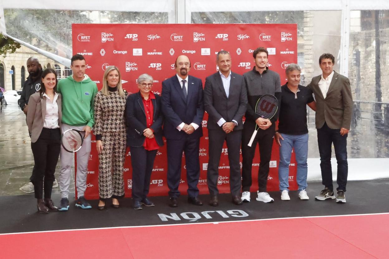 Aida Nuño, Roberto Bautista, Graciela Blanco, Ana González, Miguel Díaz, Fernando Castaño, Carreño, José Ramón Tuero y Tomás Carbonell. 