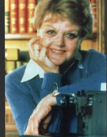 Imagen secundaria 2 - Angela Lansbury en la película la bruja novata; presentando en Sydney la obra de teatro «Paseando a Miss Daisy» y en la popular serie de televisión 'Se ha escrito un crimen'.