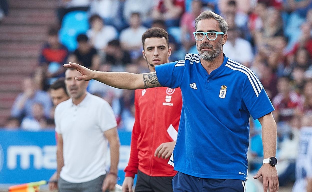 Jon Pérez Bolo, entrenador del Real Oviedo, se prepara para el partido de Liga de Segunda División contra el S.D. Huesca. 