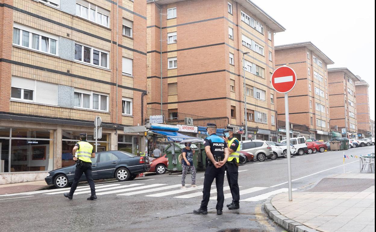 Agentes policiales en Versalles.