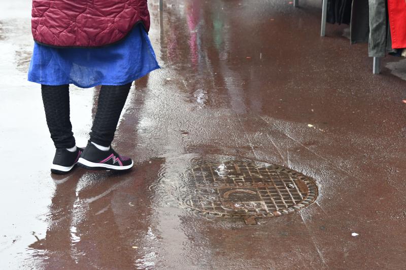 Fotos: El mercado regresa a la plaza entre charcos