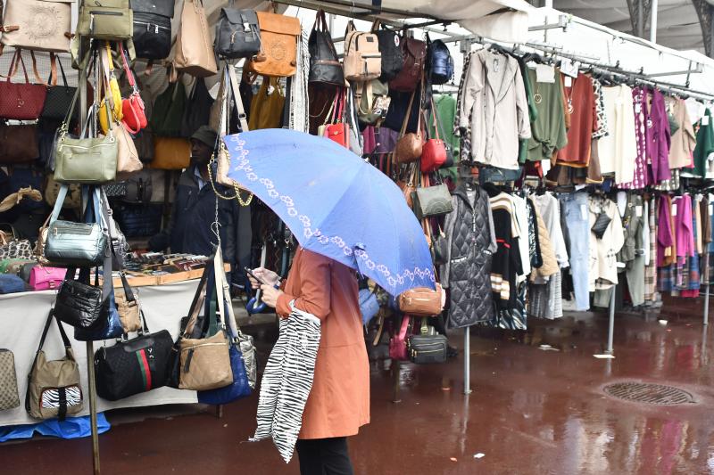 Fotos: El mercado regresa a la plaza entre charcos