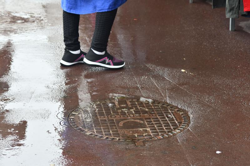 Fotos: El mercado regresa a la plaza entre charcos