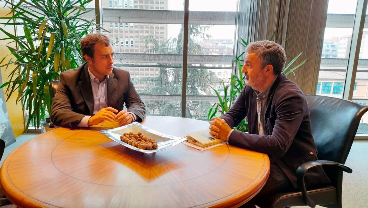 Alejandro Fernández y Alejandro Calvo, ayer, en el despacho del consejero. 