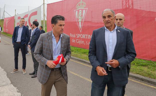 El presidente del Sporting, Alejandro Irarragorri, del Grupo Orlegi, en su visita a las instalaciones de la Escuela de Fútbol de Mareo acompañado de Joaquín Alonso el pasado mes de junio.