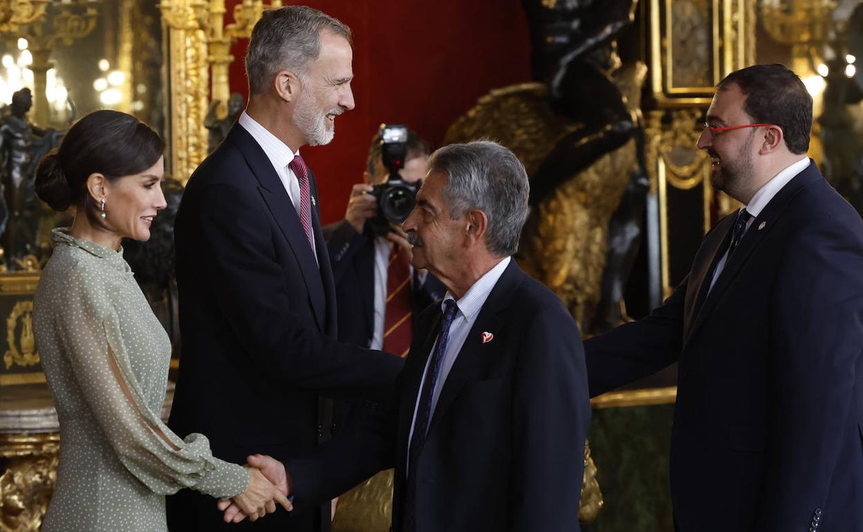 Los Reyes durante la recepción a las autoridades en el Palacio Real saludando a Adrián Barbón, presidente del Principado de Asturias, y Miguel Ángel Revilla, presidente de Cantabria. 