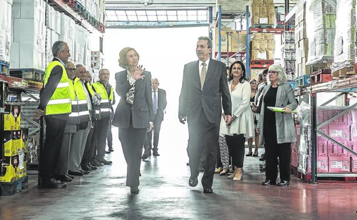 La reina Sofía recorre las instalaciones del Banco de Alimentos de La Rioja. 