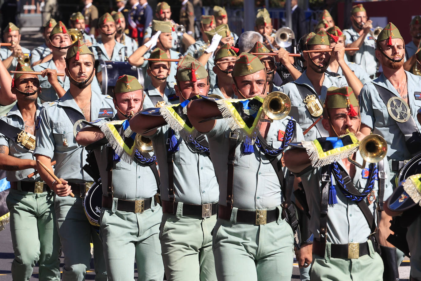 Los miembros de la Legión desfilan ante el Rey.