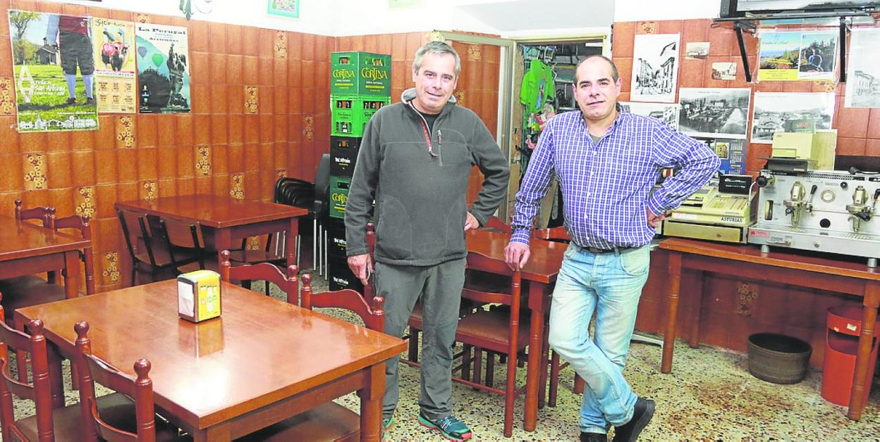 Hermenegildo y Tomás Suero, en el bar El Gijonés. 