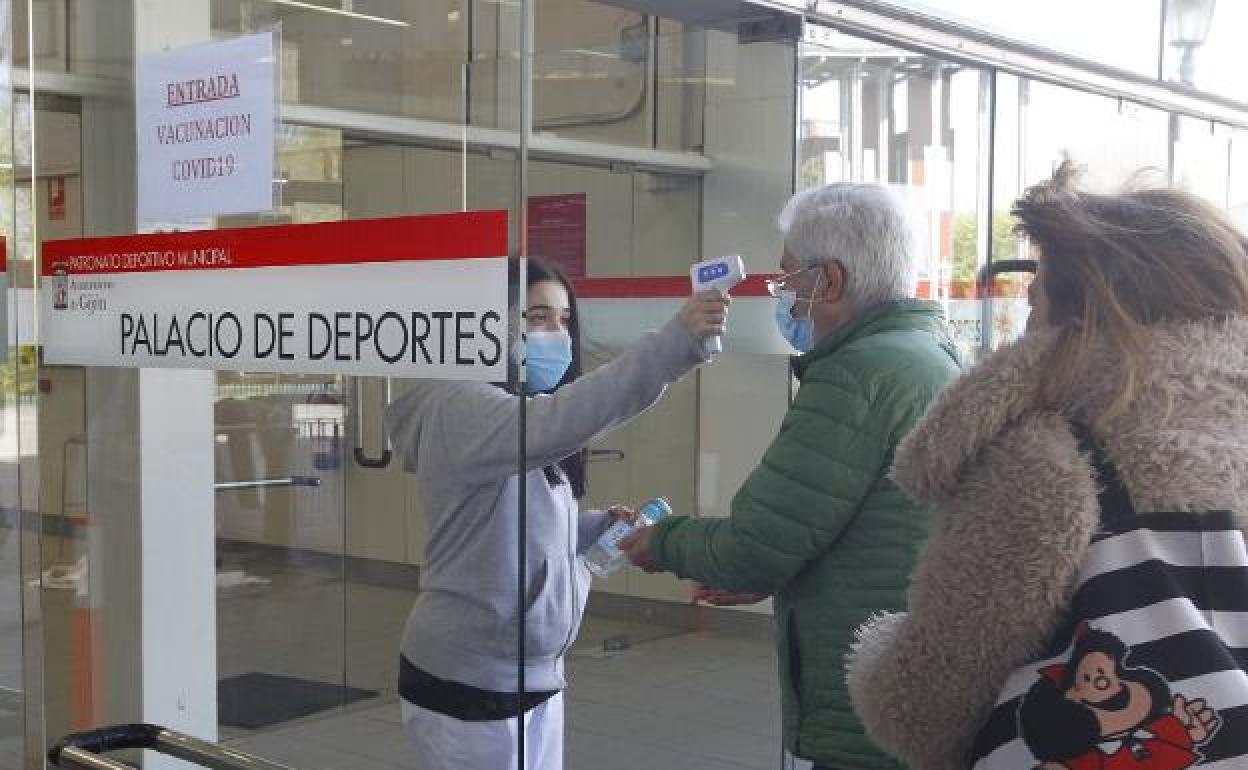 Toma de temperatura a la entrada del Palacio de Deportes, en una imagen de archivo. 