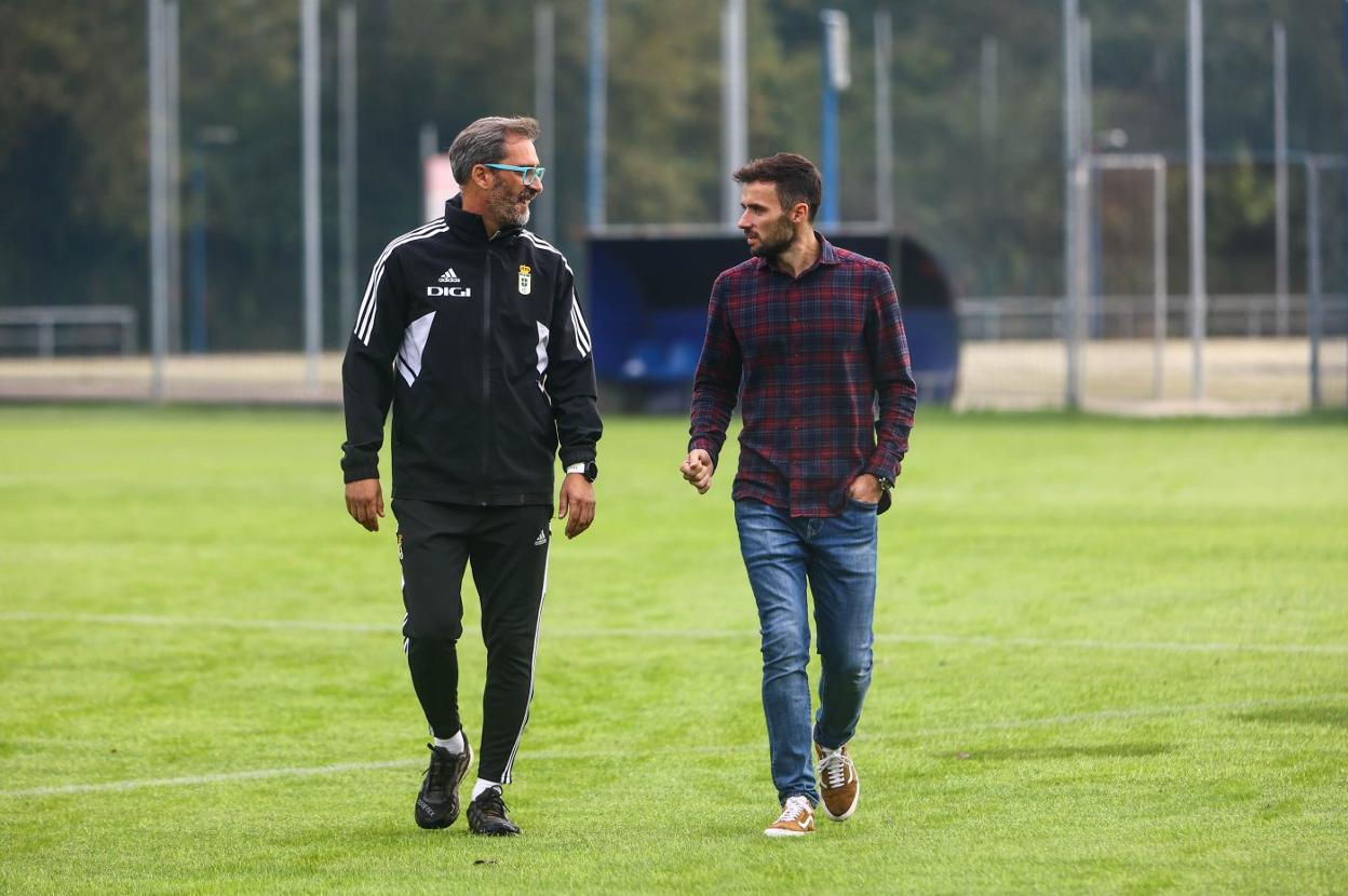 Bolo y Carlos Cuello, responsable del área de psicología del Real Oviedo, charlan ayer en El Requexón camino al entrenamiento. 