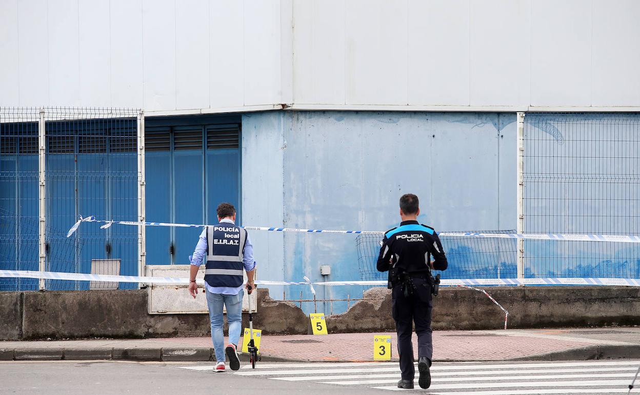 Los agentes durante la investigación del accidente. 