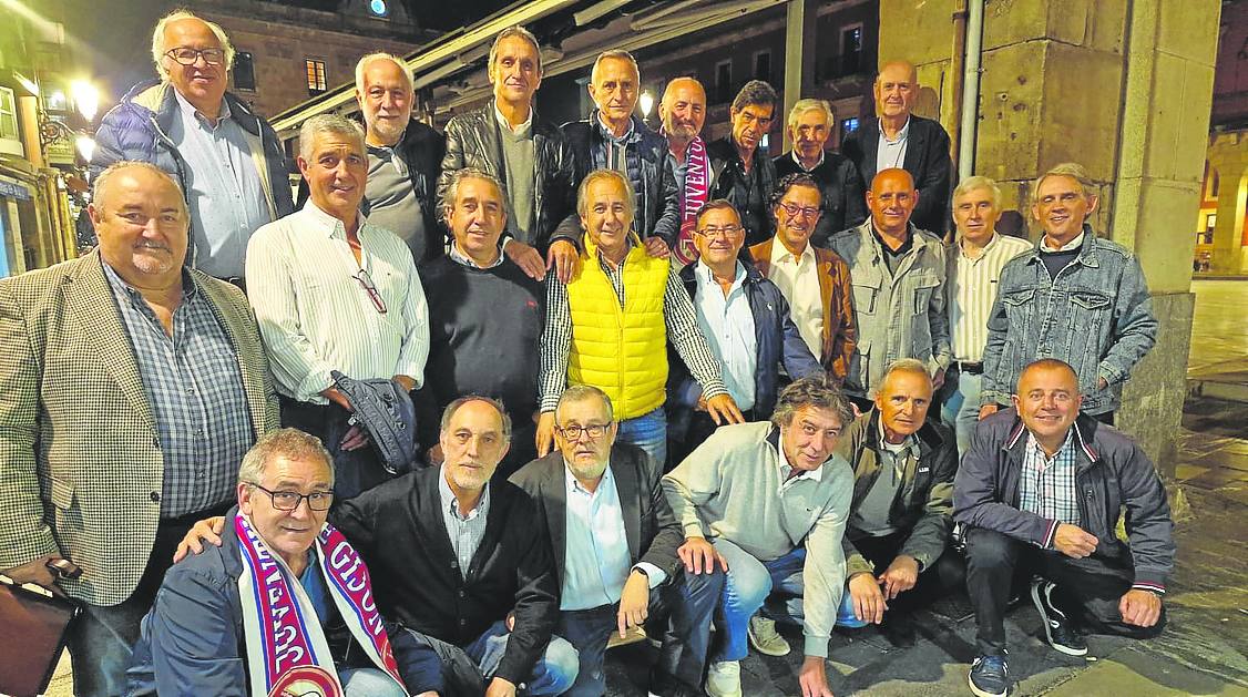 Exjugadores de la Juventus gijonesa, club de fútbol fundado hace 52 años, durante su encuentro anual