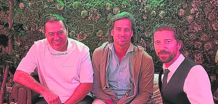 Feliciano López con el chef Fernando Viñuela y Pedro Heres, encargado de Mamáguaja