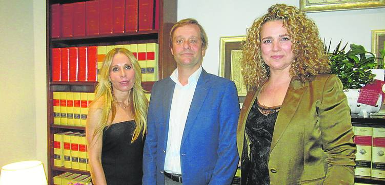 Por la derecha, los abogados Mónica Prieto, Jose Suárez, y Gary García