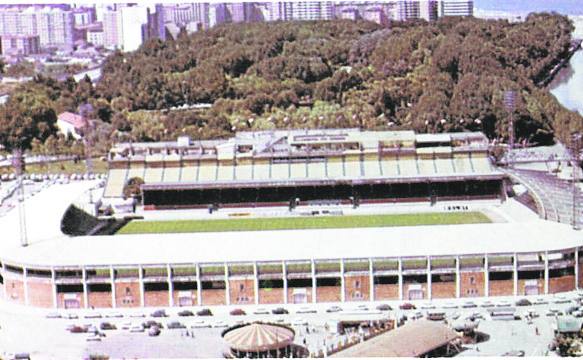 Vista aérea de El Molinón en 1970, cuando con el ascenso del equipo se planteó ampliar el aforo.