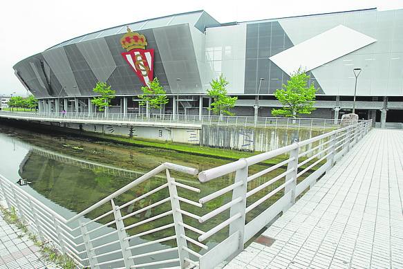 Fachada de la tribuna norte tras finalizar las obras de reforma y ampliación del estadio gijonés.